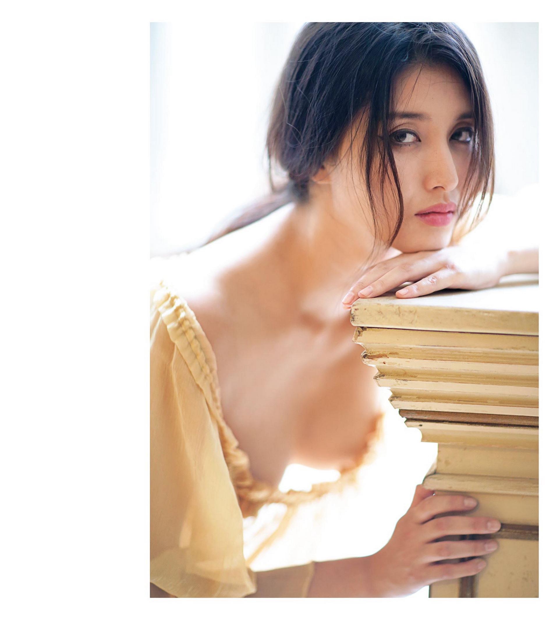 橋本マナミ写真集 『MANAMI BY KISHIN』(2014.12.08)